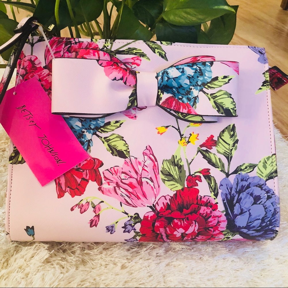 🌸NWT Betsey Johnson Floral Wristlet with Bow🌸